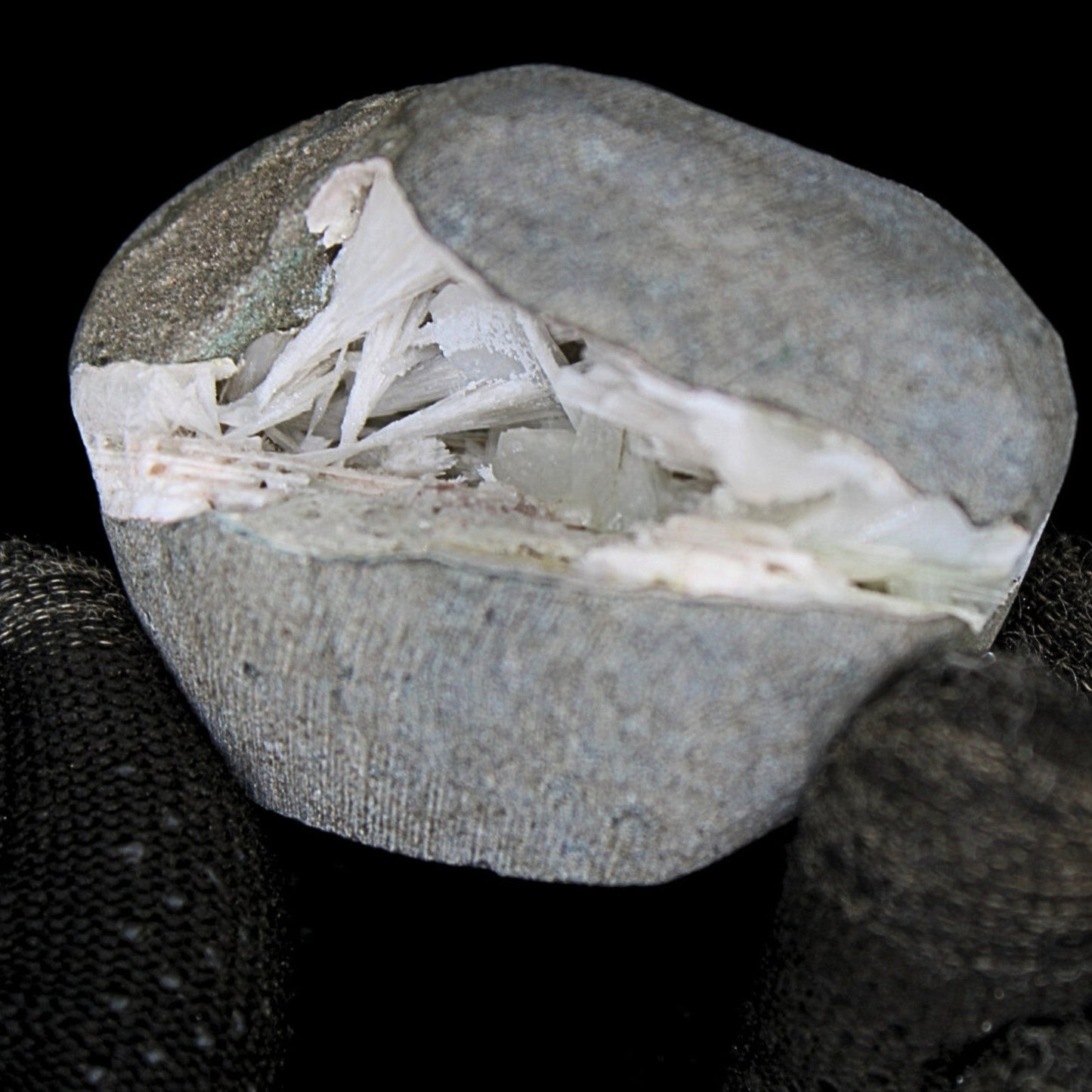 Scolecite Geode 110g 6x5.4cm Natural Crystal India Healing Mineral Gift